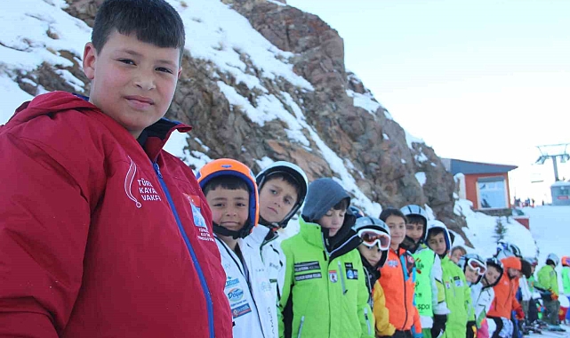 Erzurum&#039;da Kar Taneleri Parlıyor: Köy Çocukları Palandöken&#039;de Kayak Macerasına Başlıyor!