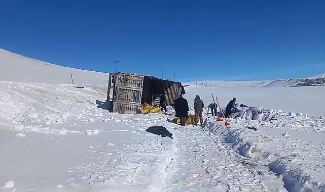 Erzurum&#039;da Karlı Yolda Yem Yüklü Kamyon Devrildi, Sürücü Mucize Eseri Kurtuldu