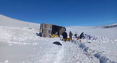 Erzurum'da Karlı Yolda Yem Yüklü Kamyon Devrildi, Sürücü Mucize Eseri Kurtuldu