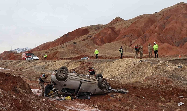 Erzurum&#039;da Şarampole Yuvarlanan Otomobilde İki Yaralı