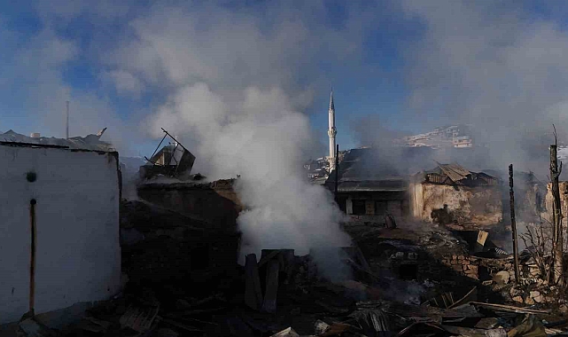 Erzurum&#039;un İspir İlçesi&#039;nde Büyük Yangın: Köpeklerin Havlaması Felaketi Engelledi