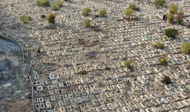 Esad&#039;ın bombaladığı mezarlıklar yakınları tarafından onarılıyor