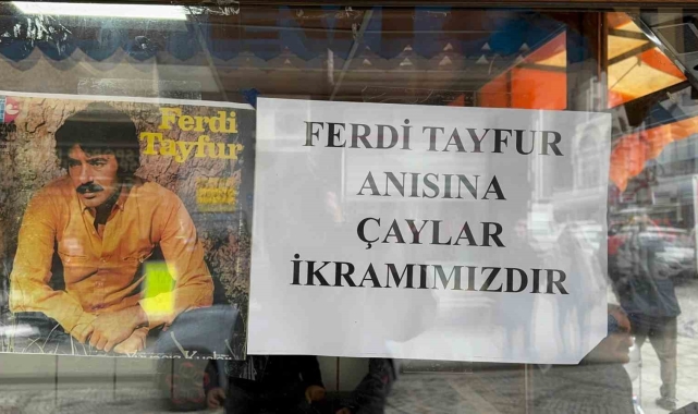 Ferdi Tayfur hayranı muhtar herkese ücretsiz Rize çayı dağıttı