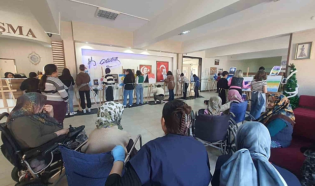 Gençlerin Elinden Dokunan Renkler, Yaşlıların Yüzüne Gülümseme Getirdi