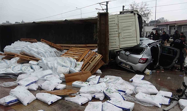 Gübre yüklü kamyon çarpıştığı otomobili metrelerce sürükleyip üzerine devrildi