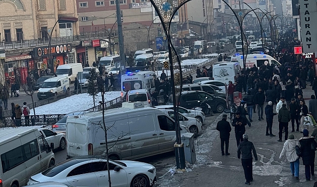 Hakkari&#039;de Bıçaklı Kavga: 1 Kadın, 3 Kişi Yaralandı