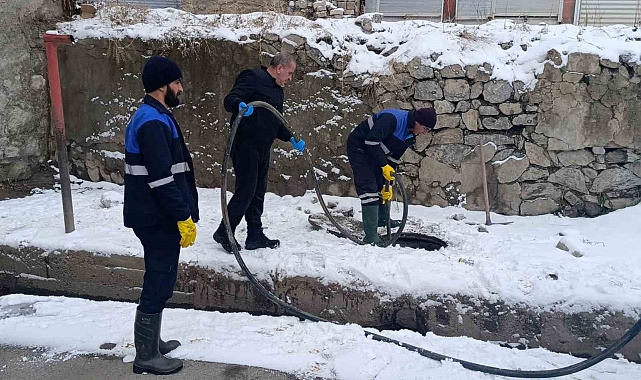 Hakkari&#039;de Dondurucu Soğuğa Rağmen Kanalizasyon Arızaları Giderildi