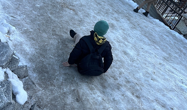 Hakkari&#039;de Sibirya soğukları: Yollar ve merdivenler buz tuttu