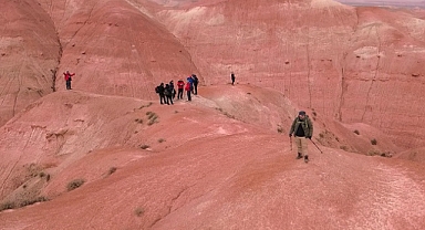 Iğdır'da Dağ Turizmi Canlanıyor: Dağcılar Gökkuşağı Tepeleri'ni Keşfediyor