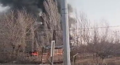 Iğdır'da Korkutan Yangın: Traktör Son Anda Kurtarıldı, İnternet Kesintisi Yaşandı