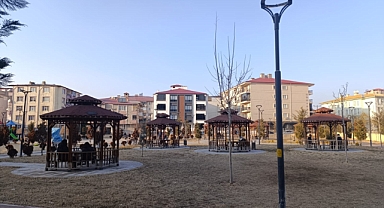 Iğdır'da Sıcaklık Mevsim Normallerinin Üzerinde: Vatandaşlar Parklara Akın Etti