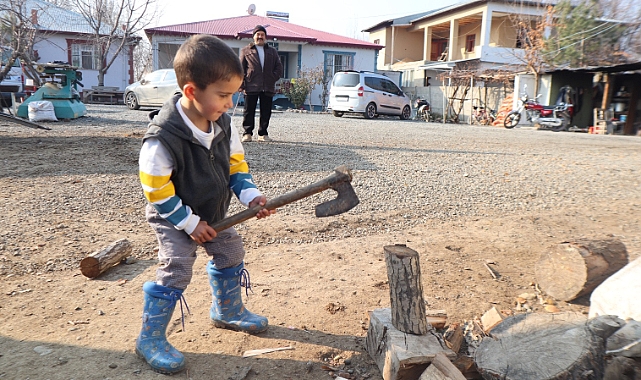 Iğdır&#039;ın Enginalan Köyü&#039;nde Minik Emre, Azmiyle Gazetecilerin İlgi Odağı Oldu