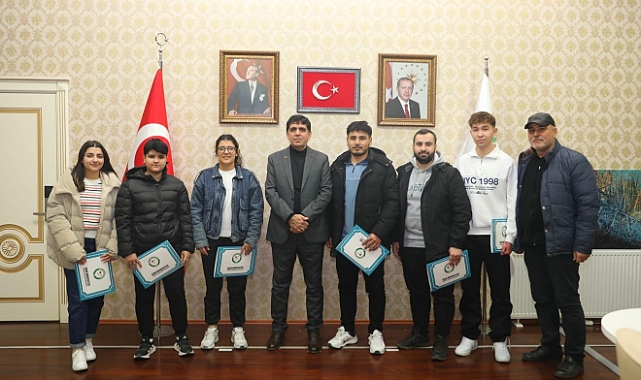 Iğdır Üniversitesi Masa Tenisi Takımları Parladı, Rektör Alma Öğrencileri Tebrik Etti