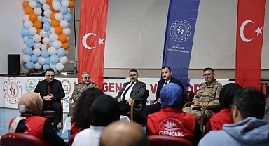 Iğdır Valisi Ercan Turan Gençlik Merkezini Ziyaret Etti