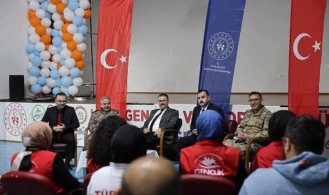 Iğdır Valisi Ercan Turan Gençlik Merkezini Ziyaret Etti