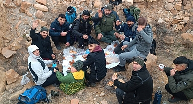 Iğdırlı 8 yaşındaki minik dağcı - 5 derece soğuğa rağmen zirvede!