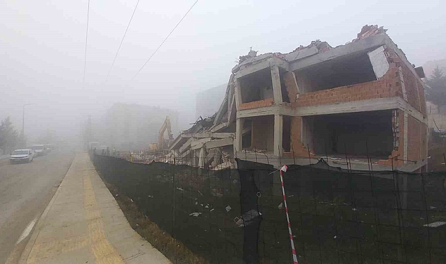 İnşaatı tamamlanmamış boş bina saniyeler içinde yıkıldı