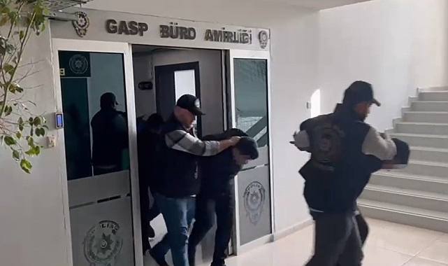İzmir&#039;de Polis Maskesiyle Ev Basıp Soygun Yapan Çete Yakalandı