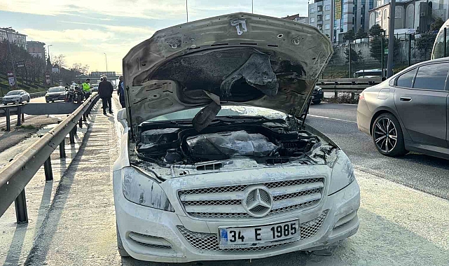 Kağıthane&#039;de Panikle Karşılanan Araç Yangını