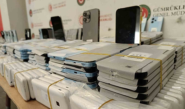 Kapıkule&#039;de Tonlarca Kağıt Altında Gizlenen Binlerce Cep Telefonu Ele Geçirildi
