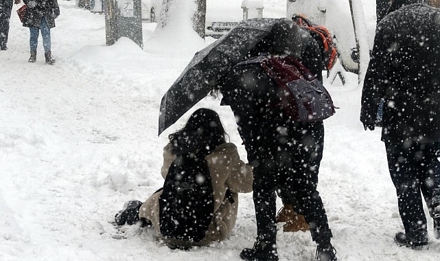 Karlı ve Buzlu Havada Güvenli Yürümek İçin Uzman Tavsiyeleri
