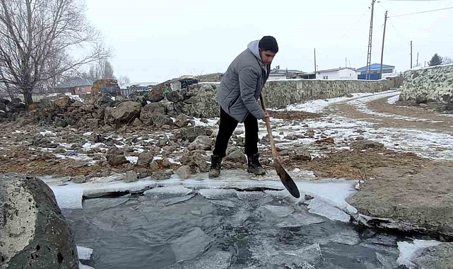 Kars&#039;ın Akyaka İlçesinde Yaşamı Felç Eden Soğuklar: Çiftçiler Hayvanlarını Sulamak İçin Mücadele Ediyor