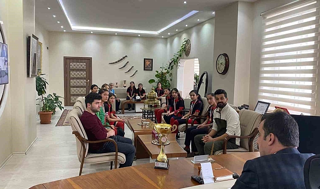Kars&#039;tan Türkiye&#039;ye Uzanan Bir Başarı Hikayesi: Futsal Şampiyonları Kaymakamı Ziyaret Etti