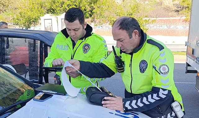 Kırmızı ışıkta geçti, ceza yerken &quot;SRC&#039;ye bari yazmayın ağabey&quot; dedi