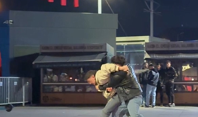 Kocaeli&#039;nde Sokak Ortasında Vahşi Saldırı! Kamerada Yakalandılar