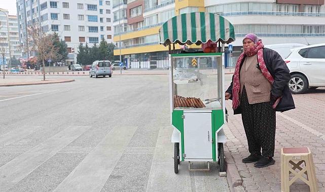 Konya&#039;nın Simitçi Teyzesi: Menekşe Demirkaya&#039;nın İlham Veren Hikayesi