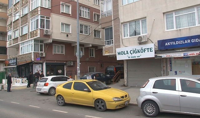 Küçükçekmece&#039;de Çiğ Köfte Salonunda Kanlı Saldırı: Çocukluk Arkadaşını Öldürdü