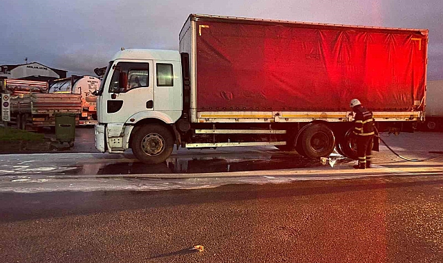 Kumaş yüklü kamyonda yangın çıktı