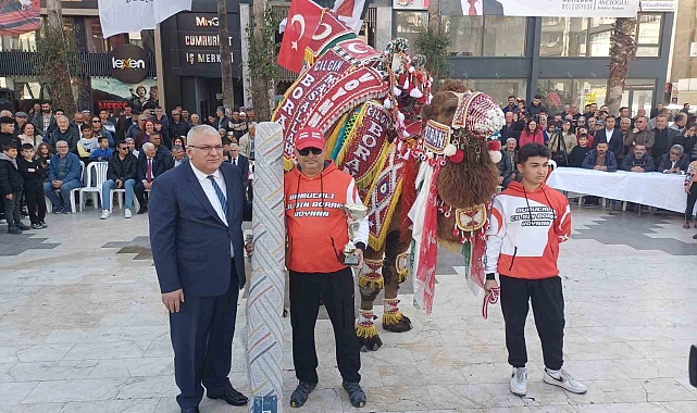 Kumluca&#039;da Renkli Bir Şölen: Süslü Develer Yarıştı