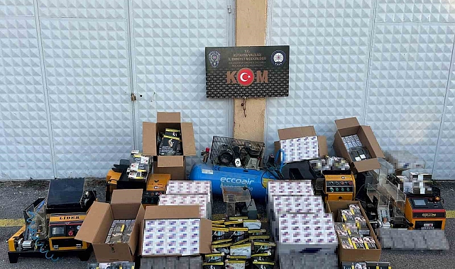 Kütahya&#039;da Kaçak Tütün Operasyonu: 2 Gözaltı ve Binlerce Makaron Ele Geçirildi