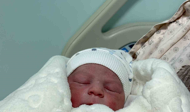 Mardin&#039;de yılın ilk bebeği 00.04&#039;te dünyaya geldi