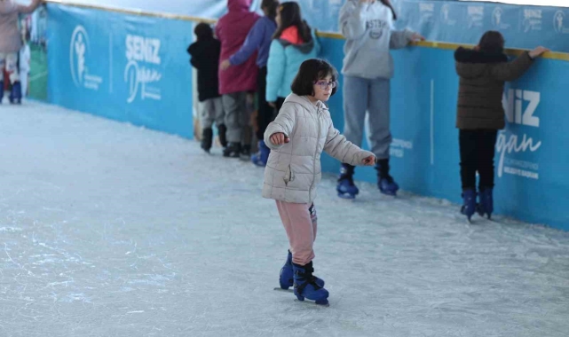 Merkezefendi&#039;de çocuklar için ücretsiz buz pateni keyfi