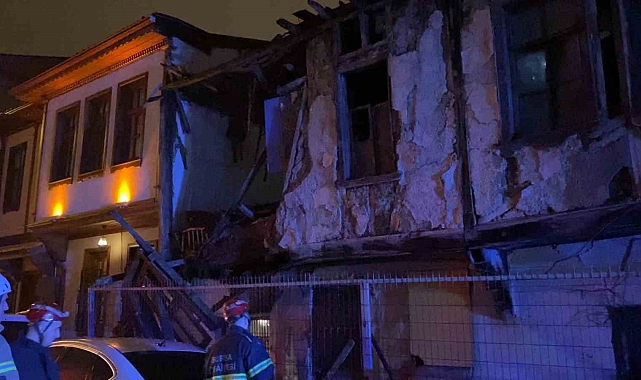 Metruk binanın bir kısmı otomobilin üzerine yıkıldı