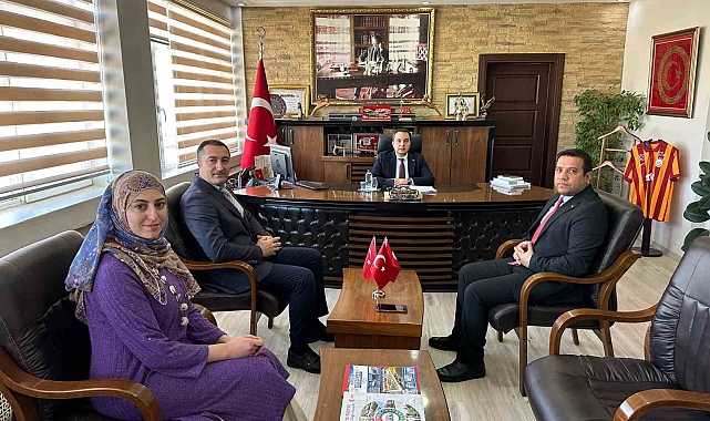 Muradiye Kaymakamı&#039;na Doğum Belgesi ile Özel Bir Kutlama