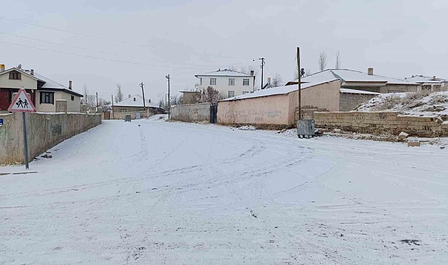 Muradiye&#039;de Yaşamı Felç Eden Kar Yağışı