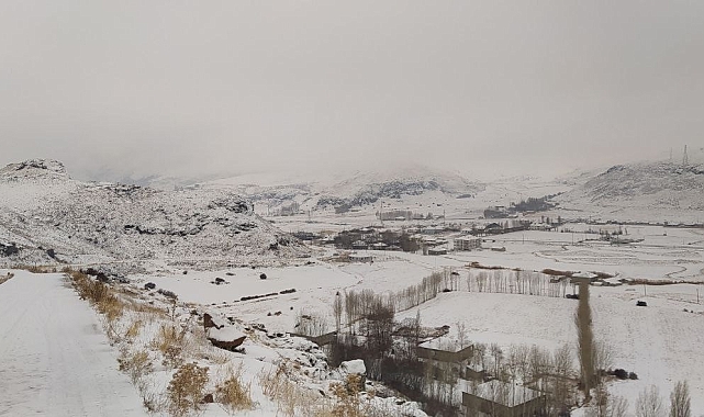 Muradiye&#039;de Yaşanan Zorlu Kış Şartları: Aşağı Argit Mahallesi Yolu Felç Oldu