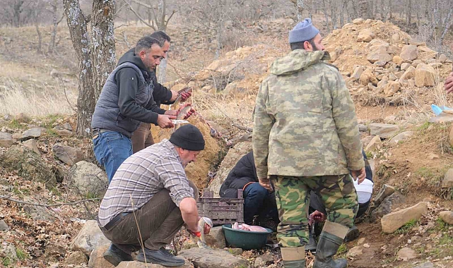 Muş'ta Kalehan Barajı'nda Balık Ekmek Keyfi