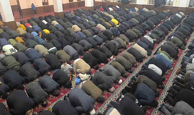 Muş&#039;ta Regaip Kandili Coşkusu: Çağlayan Camisi&#039;nde Dualar ve Helva İkramı