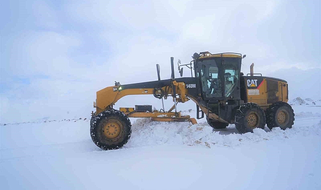Muş&#039;ta Yoğun Kar Yağışı Hayatları Zorlaştırdı: 15 köy yolu ulaşıma kapandı