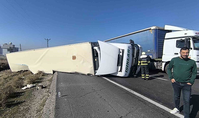 Nusaybin&#039;de Peynir Yüklü Tır Devrildi: Şans Eseri Yaralanan Yok