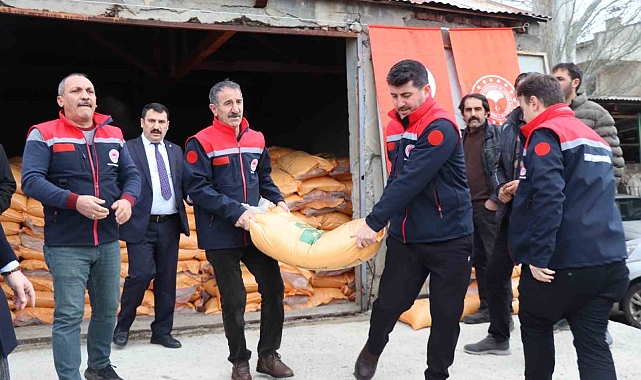 Oltu&#039;da Çiftçilere Gübre Desteği: Doğal Afetin Yaraları Sarılıyor