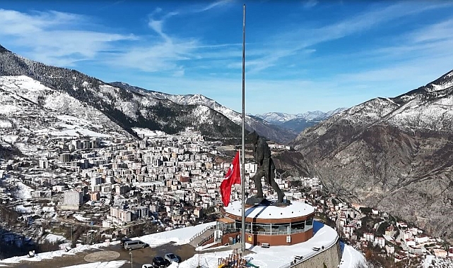 Otel yangını faciası nedeniyle Artvin&#039;de dev bayrak yarıya indirildi