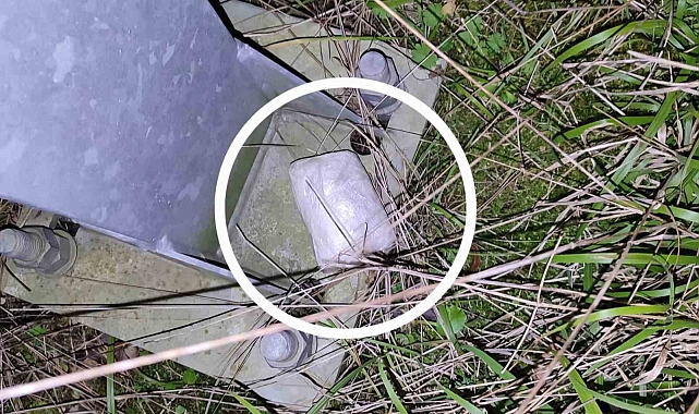 Polis hız sınırı tabelasının dibine bırakılmış uyuşturucu ele geçirdi