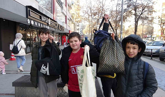 Sabah erkenden sokağa çıkan çocuklar &quot;Şivlilik&quot; diyerek hediyeleri topladı