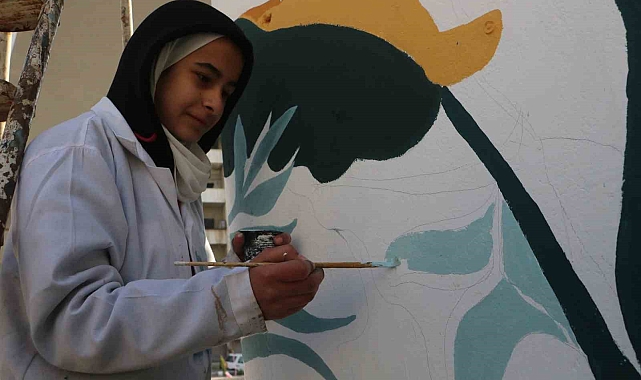 Şam&#039;da kadınlar duvarlara resim çizerek savaşın izlerini siliyor