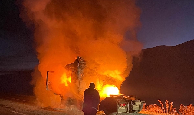Seyir halinde tır alev aldı